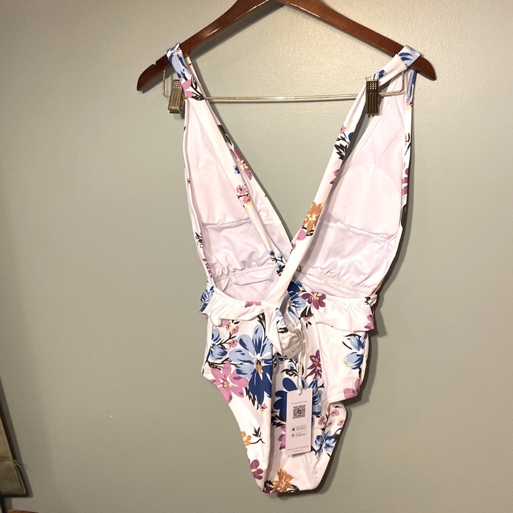 Cupshe Medium One Piece Bathing suit, Floral. Never Worn. - Picture 2 of 3